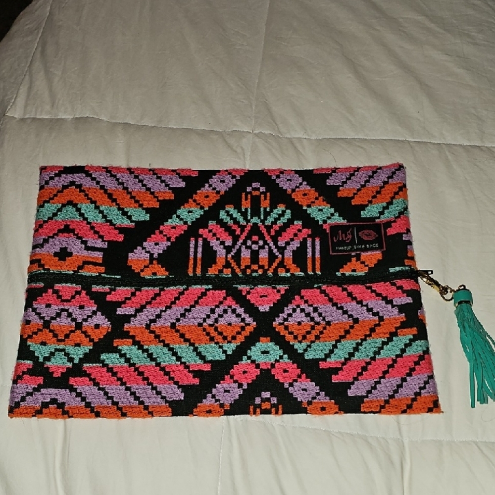 MAKEUP JUNKIE BAG. LARGE! PREOWNED, EXCELLENT CONDITION!! Sz Large!!!